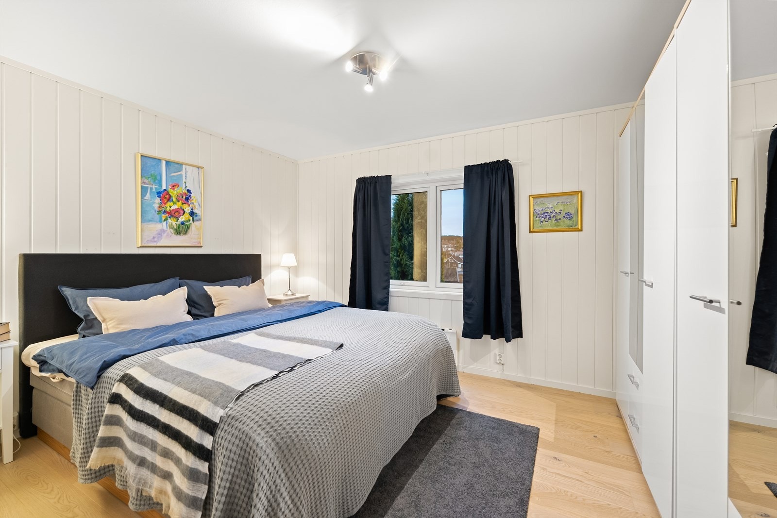 Hovedsoverom av svært god størrelse og medfølgende garderobeløsning. Galleribilde