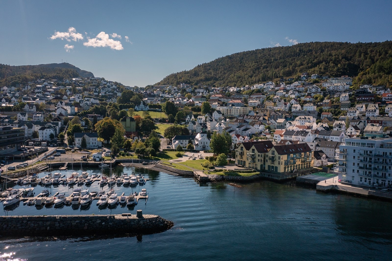 Det er flere grønne lunger og parker i nærområdet som man enkelt kan spasere til. Blant annet Kirkebukten park, eller Håsteinarparken ved Laksevåg museum Galleribilde