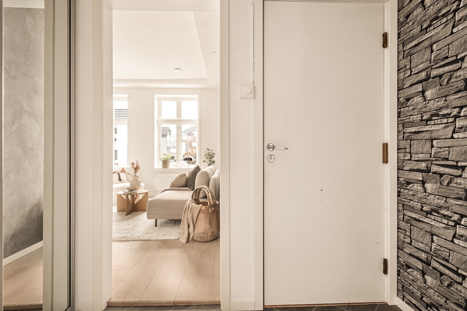 Velkommen inn! Leiligheten ligger i byggets 2.etasje og inneholder entré/gang, soverom, bad og åpen stue/kjøkkenløsning. Galleribilde