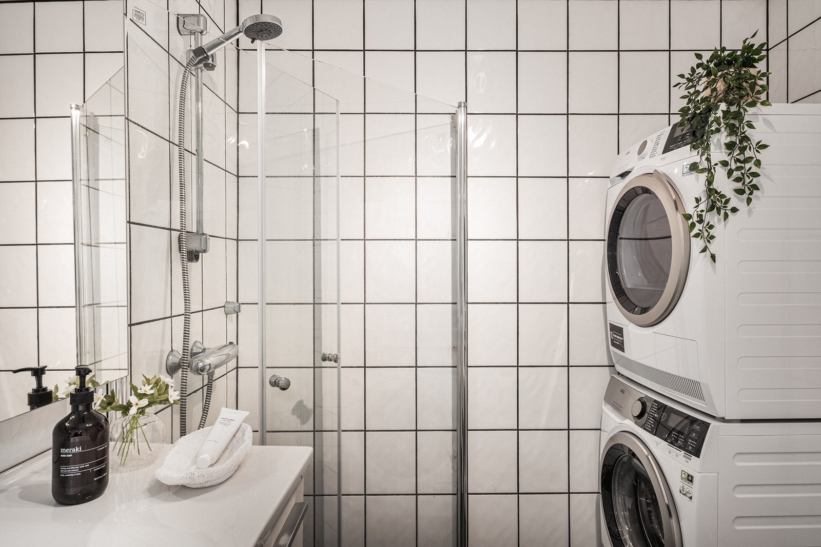 Det er opplegg for vaskemaskin og tørketrommel. Badet har mekanisk avtrekk. Galleribilde