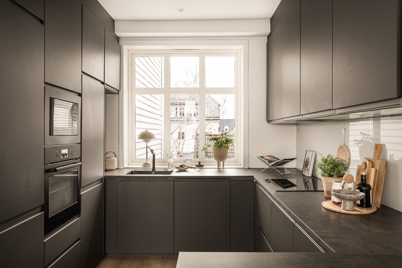 Det er god skap- og benkeplass på kjøkken. Integrerte hvitevarer som oppvaskmaskin, stekeovn, induksjonstopp og kjøle/fryseskap skaper en stilren finish. Galleribilde