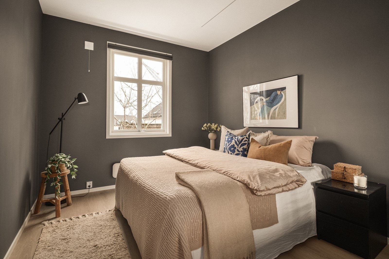 Soverommet på 13 kvm ble nyoppusset i 2025. Her er det plass til dobbeltseng, garderobeskap, nattbord og annen ønsket innredning. Galleribilde