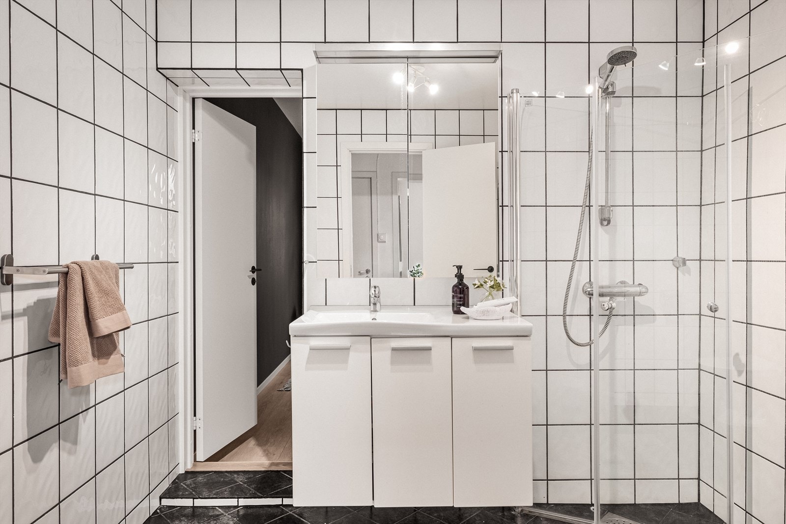 Helfliset bad med varmekabler i gulv. Badet er innredet med servant med innredning, dusj, vaskemaskin, toalett og opplegg for vaskemaskin. Galleribilde