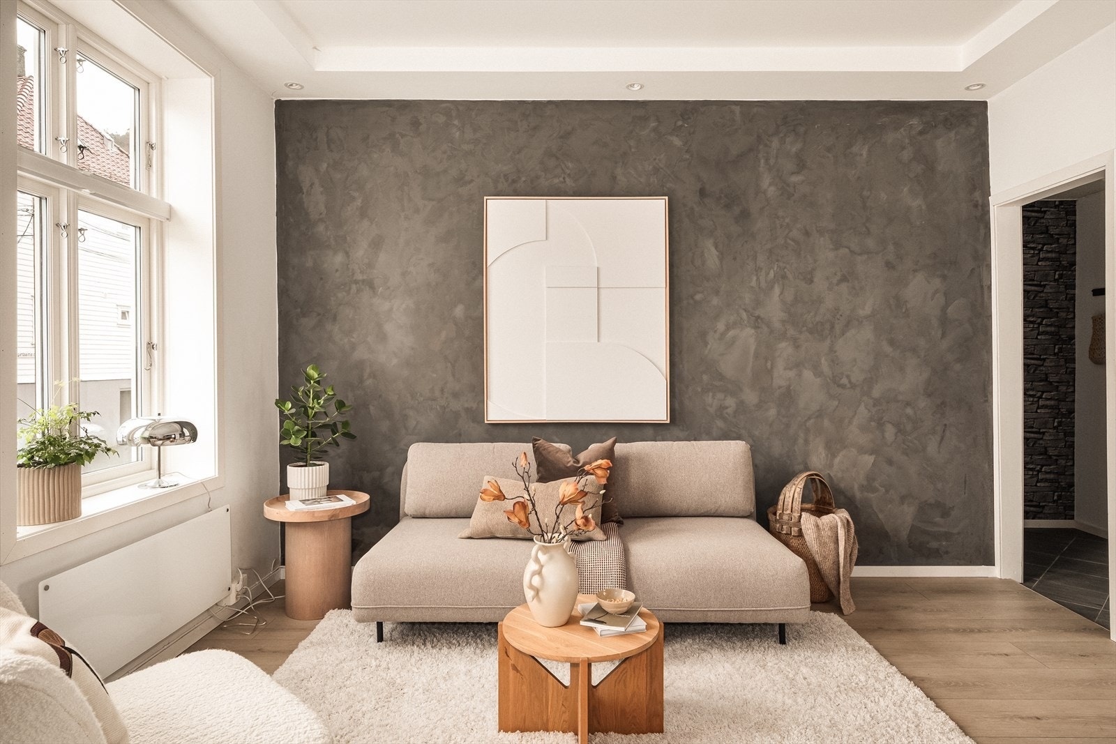 Leiligheten holder en god standard og har blitt oppgradert med nye overflater, sikringsskap, nye vinduer og kjøkken. Galleribilde