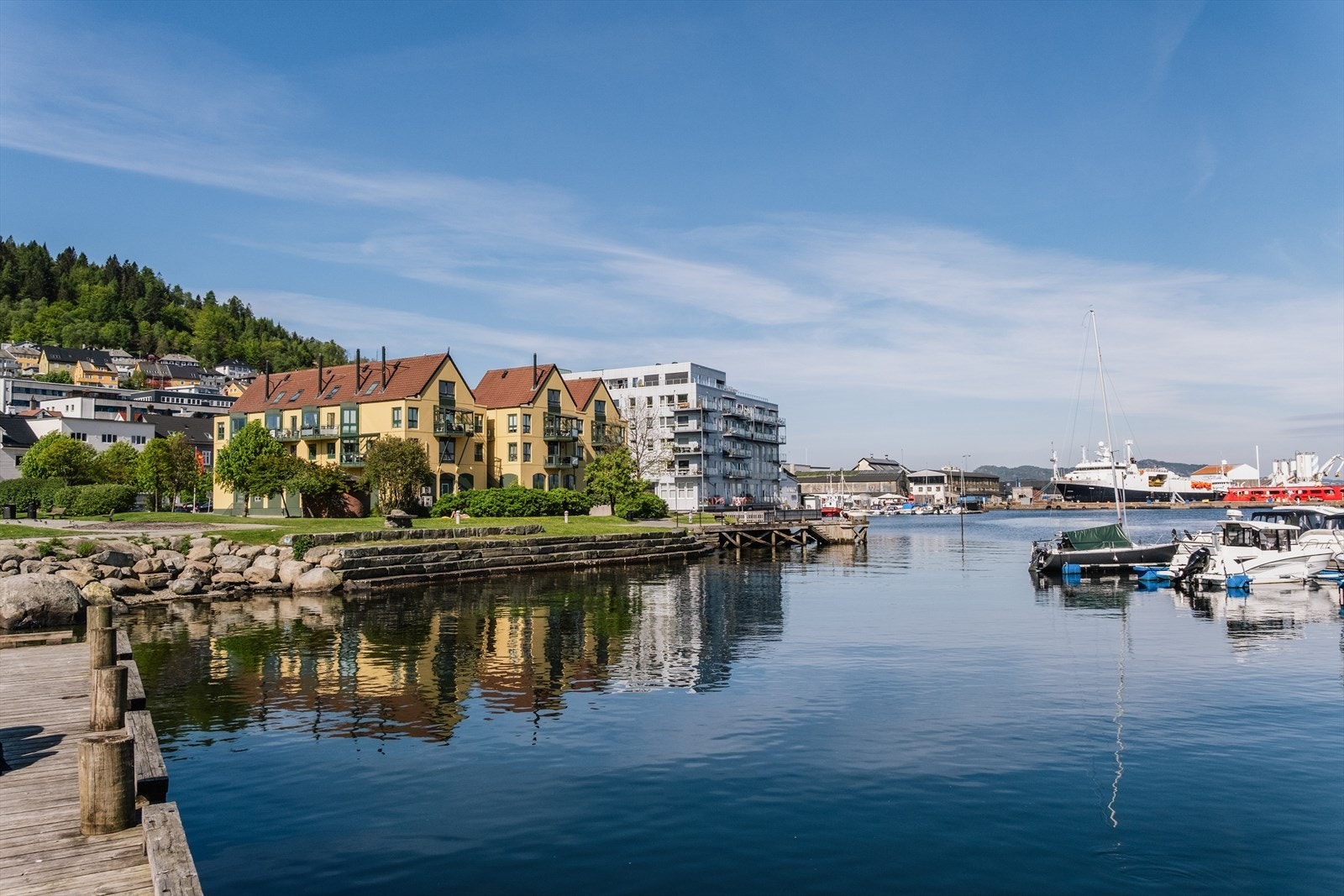 Fra leiligheten er det kort vei til Laksevåg senter, sjøen og flotte turmuligheter. Ønsker man innendørstrening er det flere alternativer i området, både Energi og SATS kan nevnes. Galleribilde