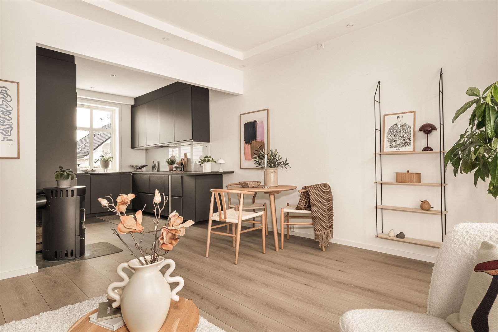 Den åpne løsningen skaper en luftig og sosial atmosfære. Vedovn varmer godt på kalde vinterdager. Galleribilde