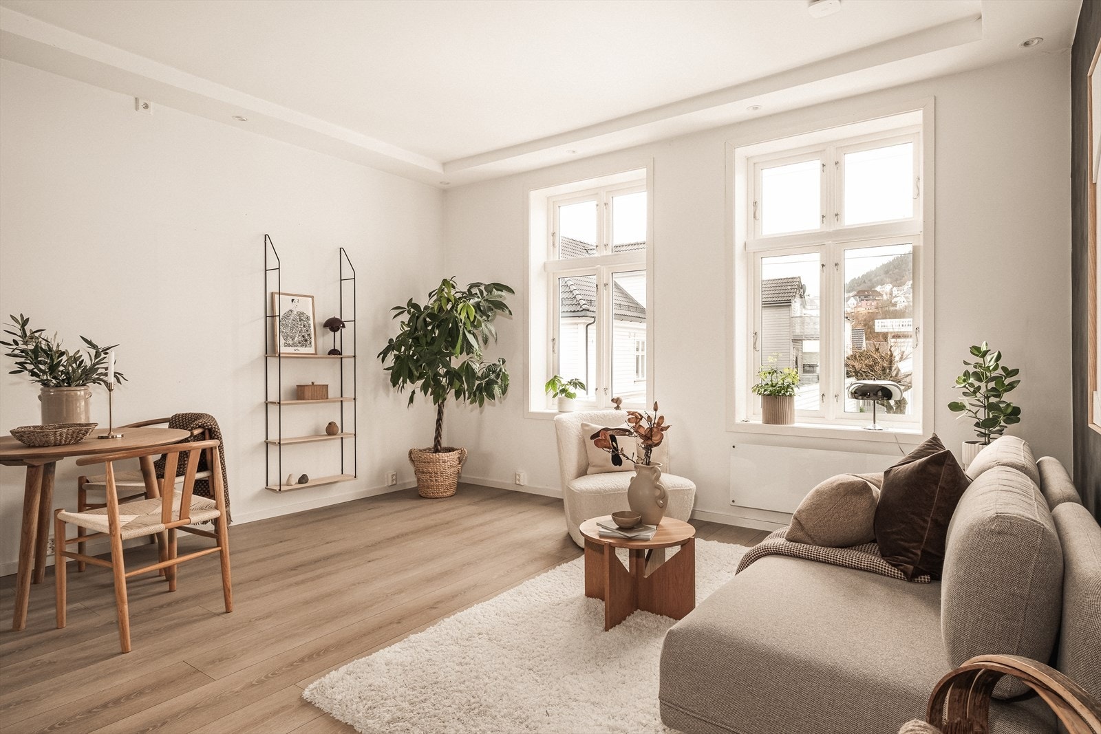 Dette er en lys og flott 2-roms eierleilighet med sentral og attraktiv beliggenhet på Laksevåg. Kort vei til servicetilbud og kollektivtransport. Galleribilde