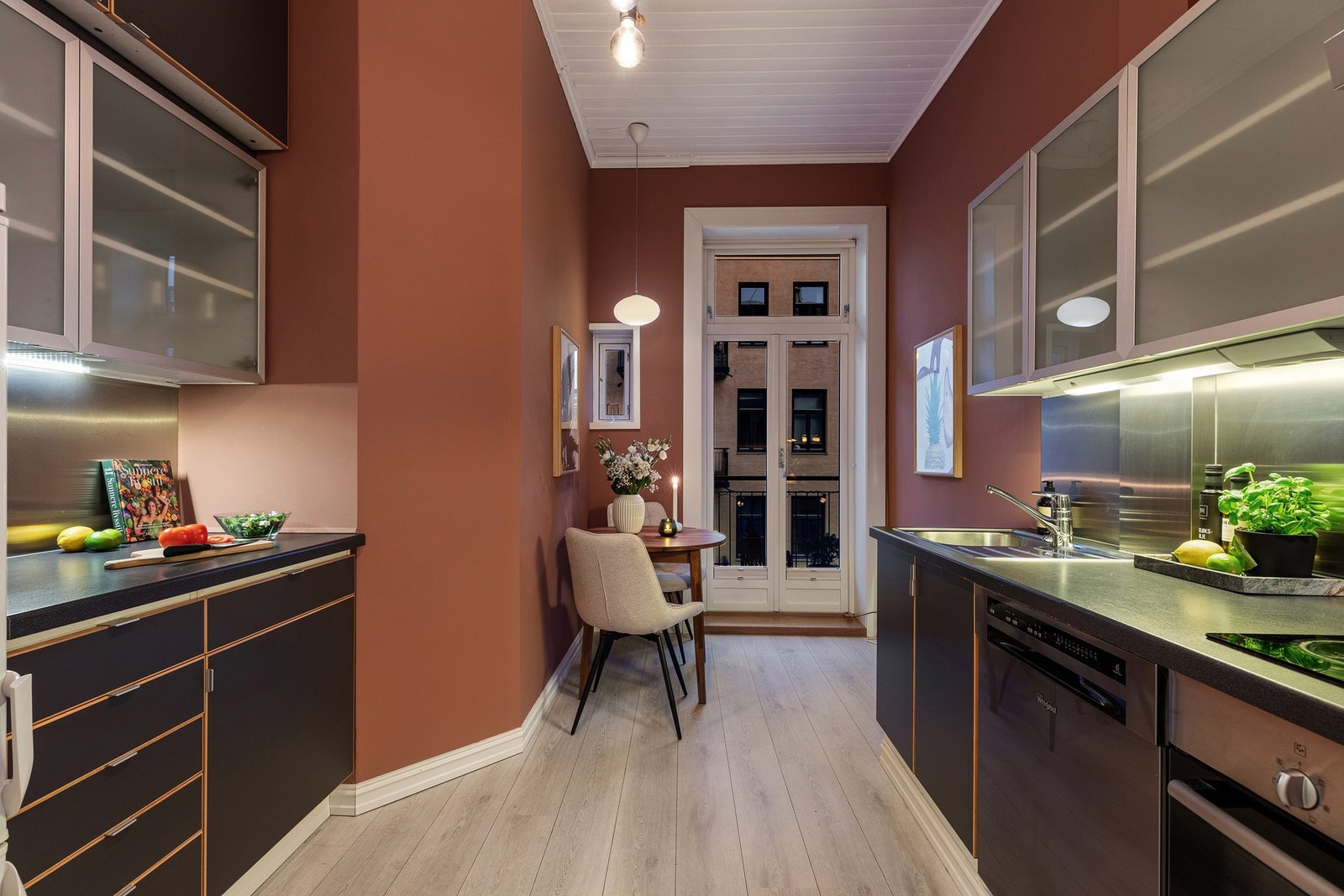 Funksjonelt og velholdt kjøkken med god lagringsplass i over- og underskap. Galleribilde