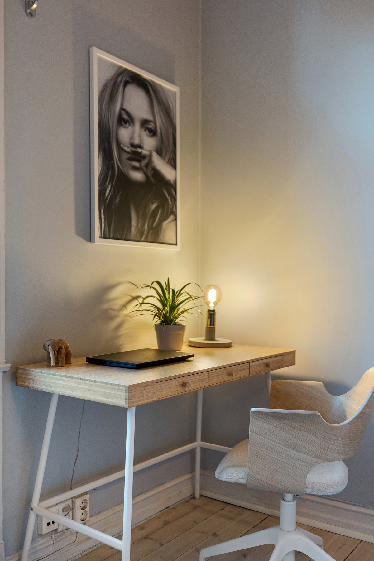 God plass til kontorpult på soverommet - perfekt for studenten eller hjemmekontoret. Galleribilde