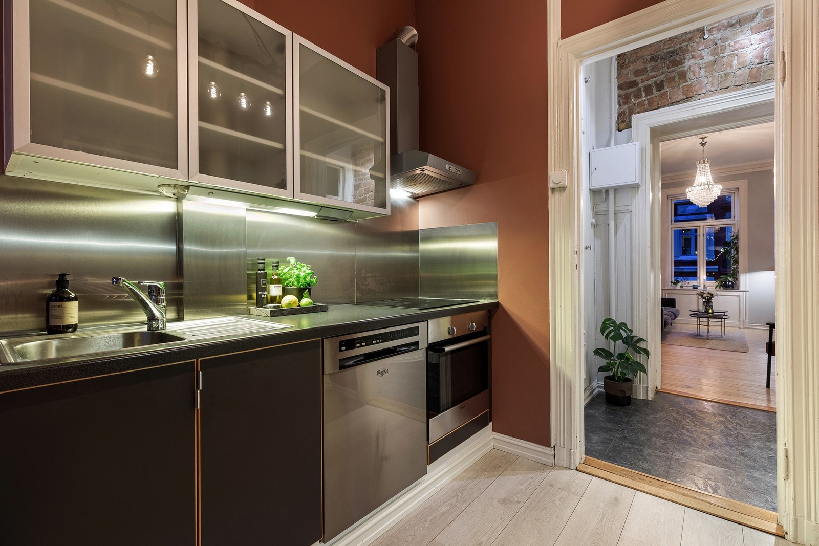 Kjøkkenet har integrert stekeovn og platetopp. Frittstående kjøl/fryseskap og oppvaskmaskin. Galleribilde