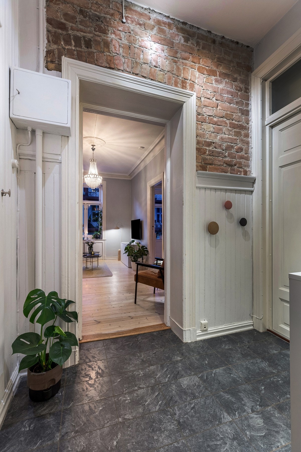 Gang med god plass til yttertøy og sko, samt inngang til innvendig bod med innredet garderobe. Galleribilde