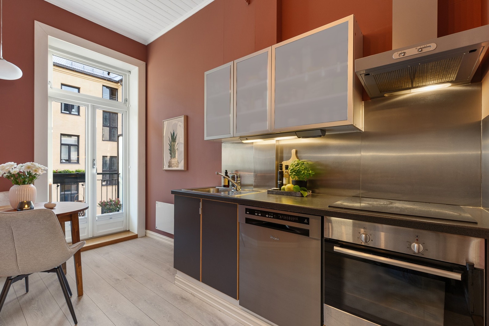 Fra kjøkkenet er det utgang til den herlige luftebalkongen. Galleribilde