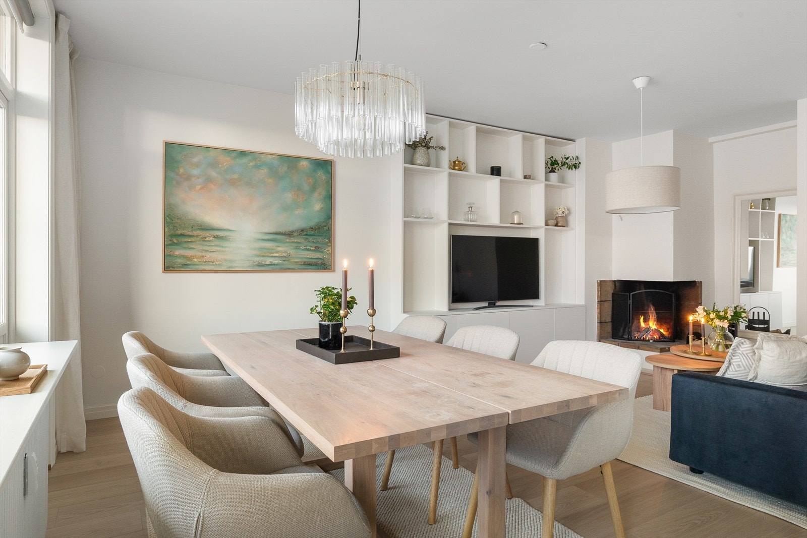 Skillebekk ligger svært sentralt rett nedenfor fasjonable Frogner, helt inntil byens yrende liv, samt Frognerkilen og fjorden. Skillebekk er et svært hyggelig område med flere spesialforretninger og trivelige kaféer som Åpent Bakeri og Samson. Galleribilde