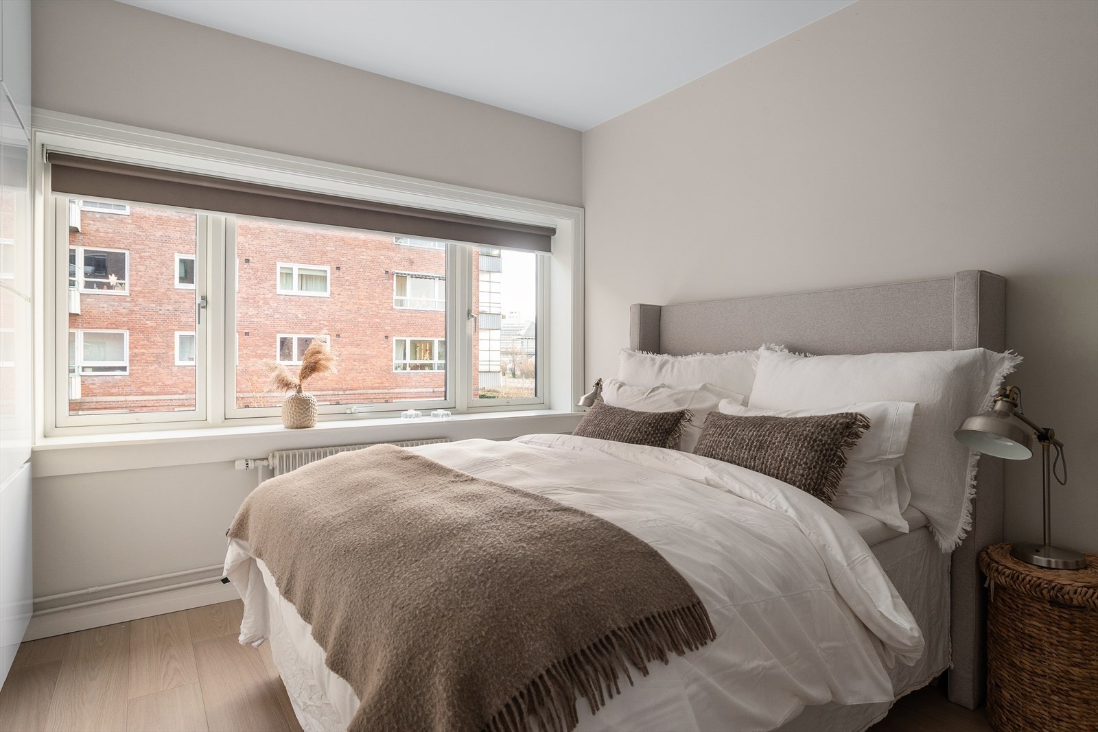 Hovedsoverommet er av god størrelse med god plass til dobbeltseng og tilhørende soveromsmøblement. Galleribilde