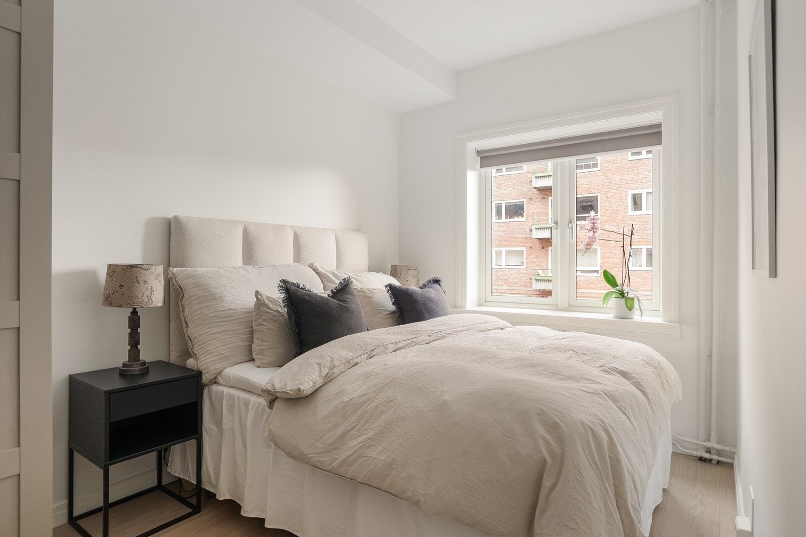 Soverom II er også av god størrelse med god plass til dobbeltseng og tilhørende soveromsmøblement. Galleribilde