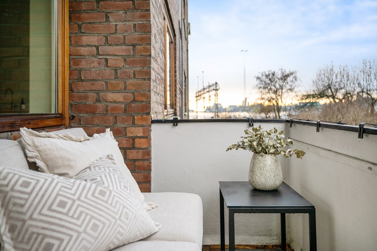 Fra stuen er det utgang til boligens balkong på ca. 4 m². Galleribilde