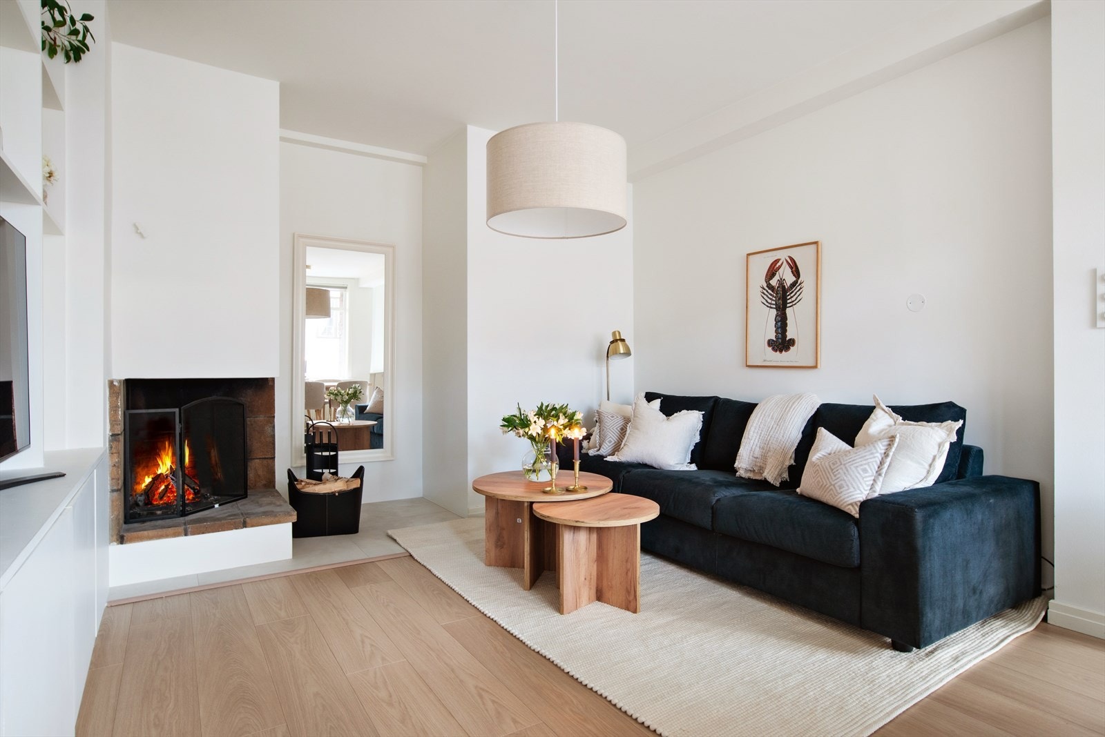 Overflatene består av stilrene laminatgulv fra 2022 og slette, malte flater på veggene. Galleribilde