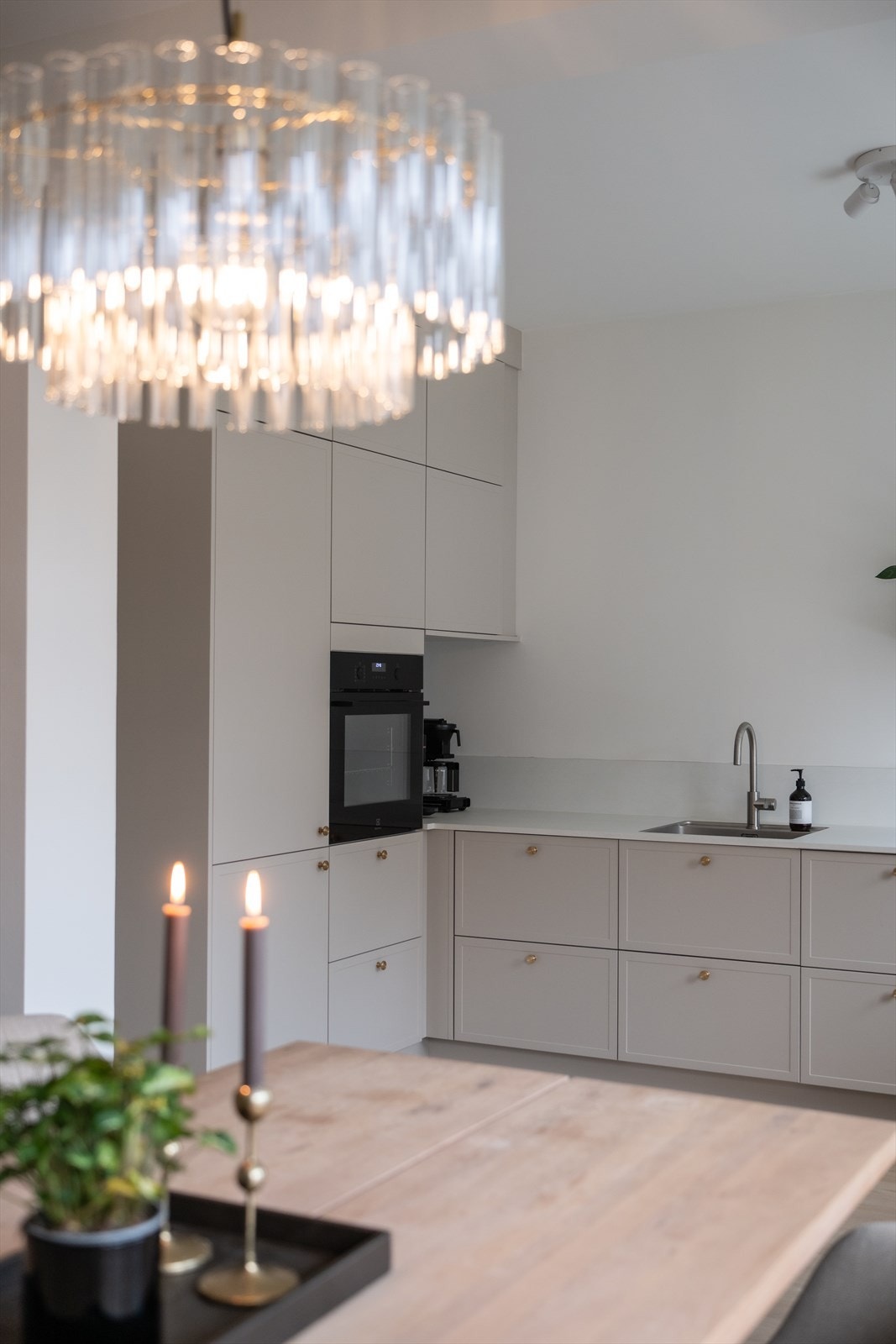 Over benken, mellom benkeplate og overskap, er det montert laminatplater som er ført ca. 20 cm opp på vegg. Galleribilde