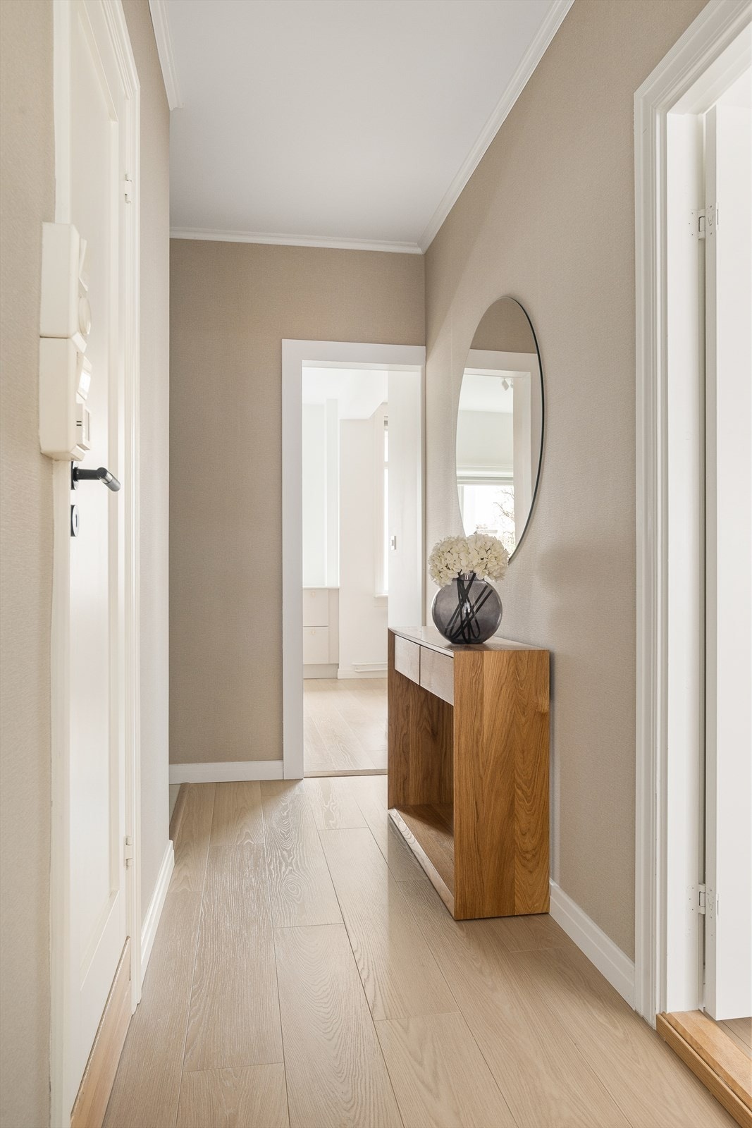 Fra entréen er det videre tilgang til boligens to soverom. Galleribilde