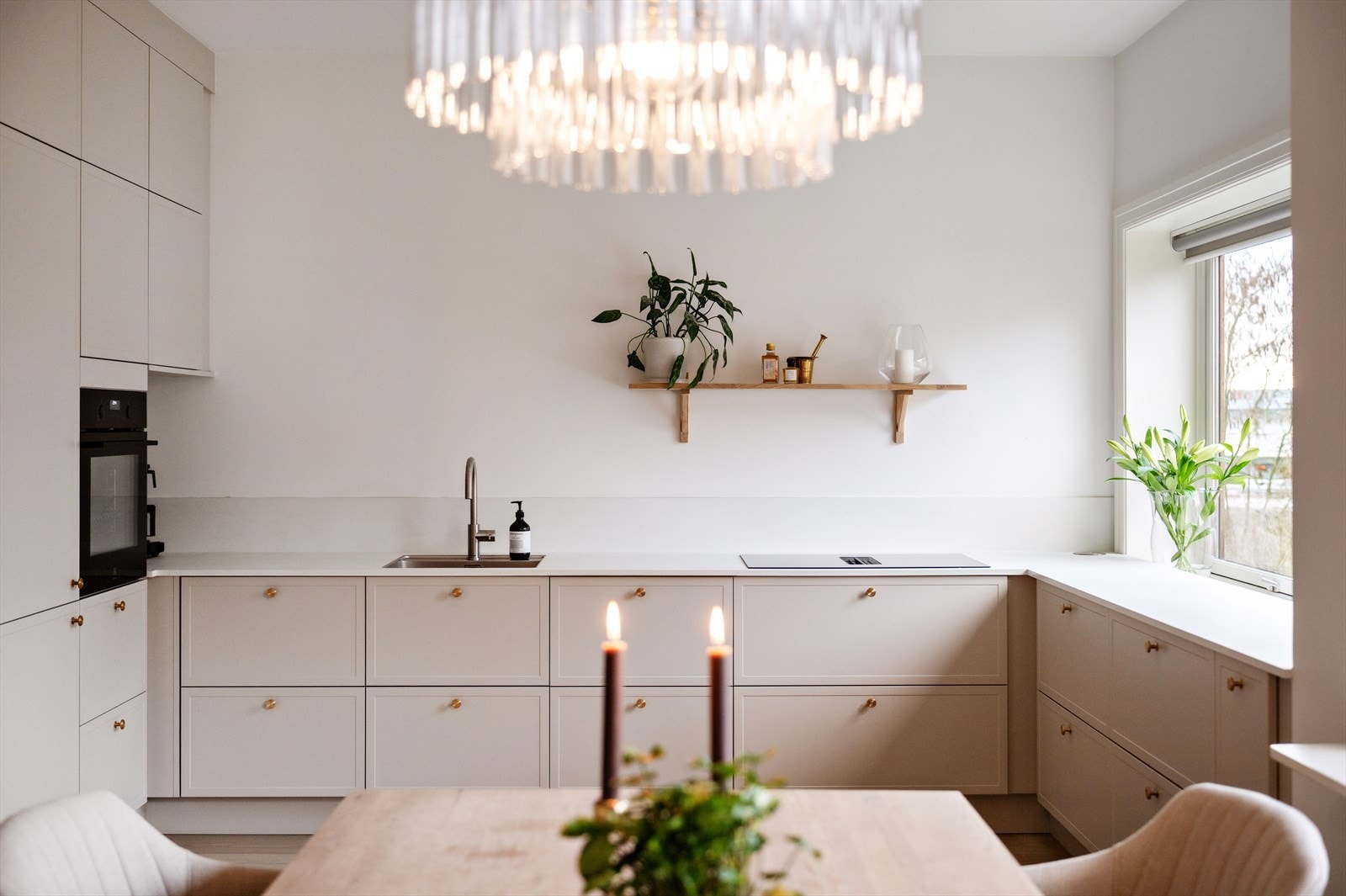 Kjøkkenet er fra 2025 og er innredet med profilerte fronter fra produsenten Strai. Galleribilde