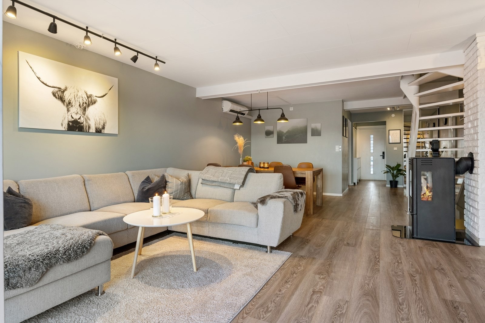 Stuen har behagelig oppvarming med varmepumpe og vedfyring. Galleribilde