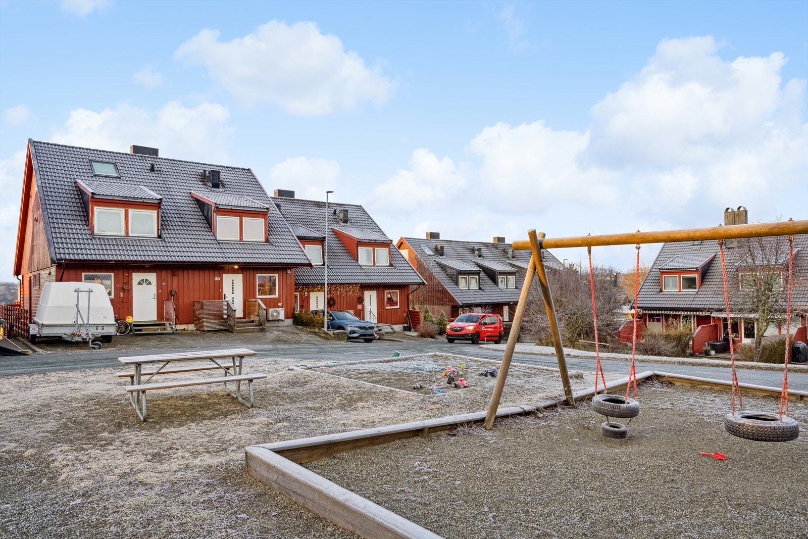 Nordslettvegen er et meget barnevennlig område med flotte grøntarealer, trygge internveier, flere lekeplasser og barnehage. Galleribilde