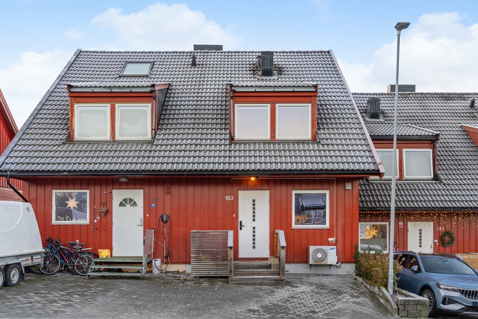 Boligen har en god intern beliggenhet i feltet. Steinlagt og pent inngangsparti fra fellesområder. Galleribilde