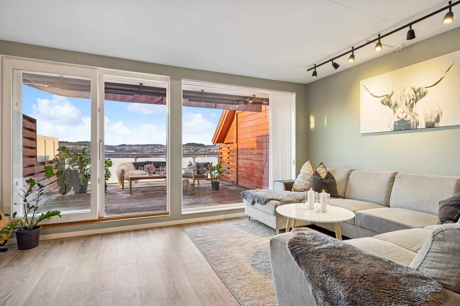 Vindusflatene og balkongdøren strekker seg over hele den ene veggen og slipper inn godt med naturlig lys. Galleribilde