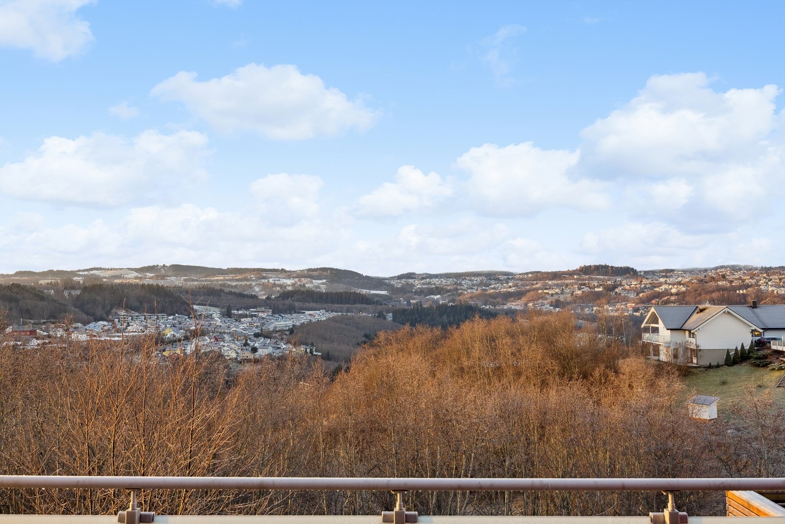 Boligen ligger på et høydedrag og nyter fantastisk utsikt. Galleribilde