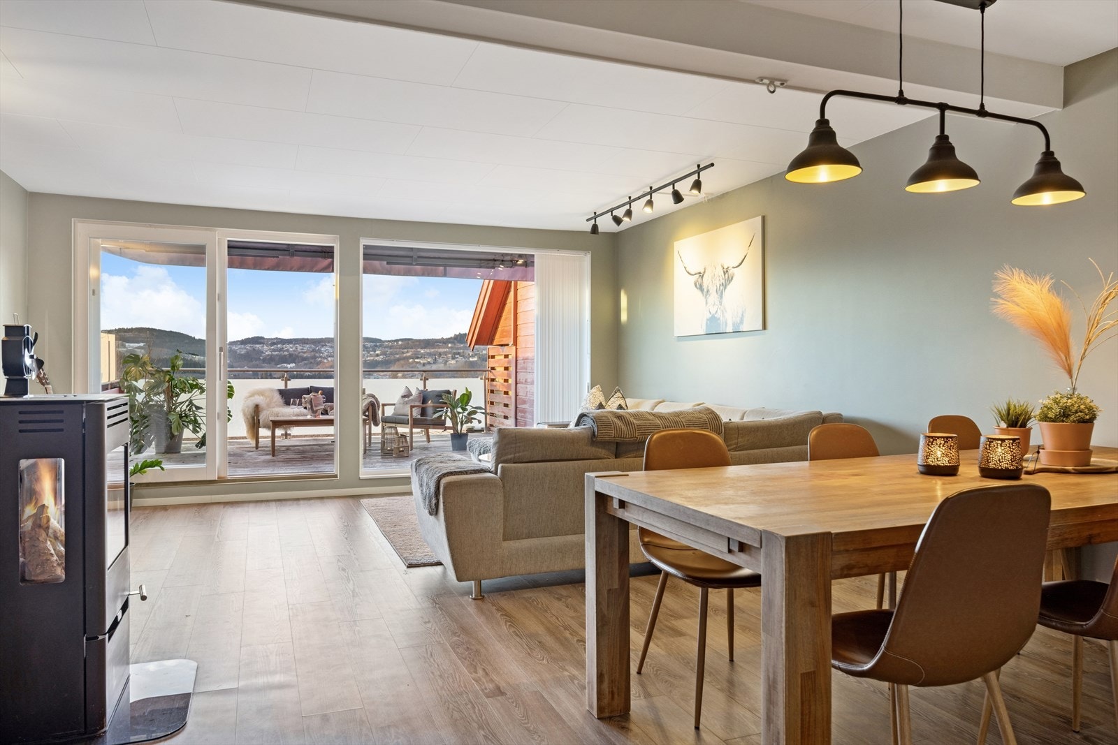 Videre kommer man inn til en lys og pen stue på hele 40,4m². Galleribilde