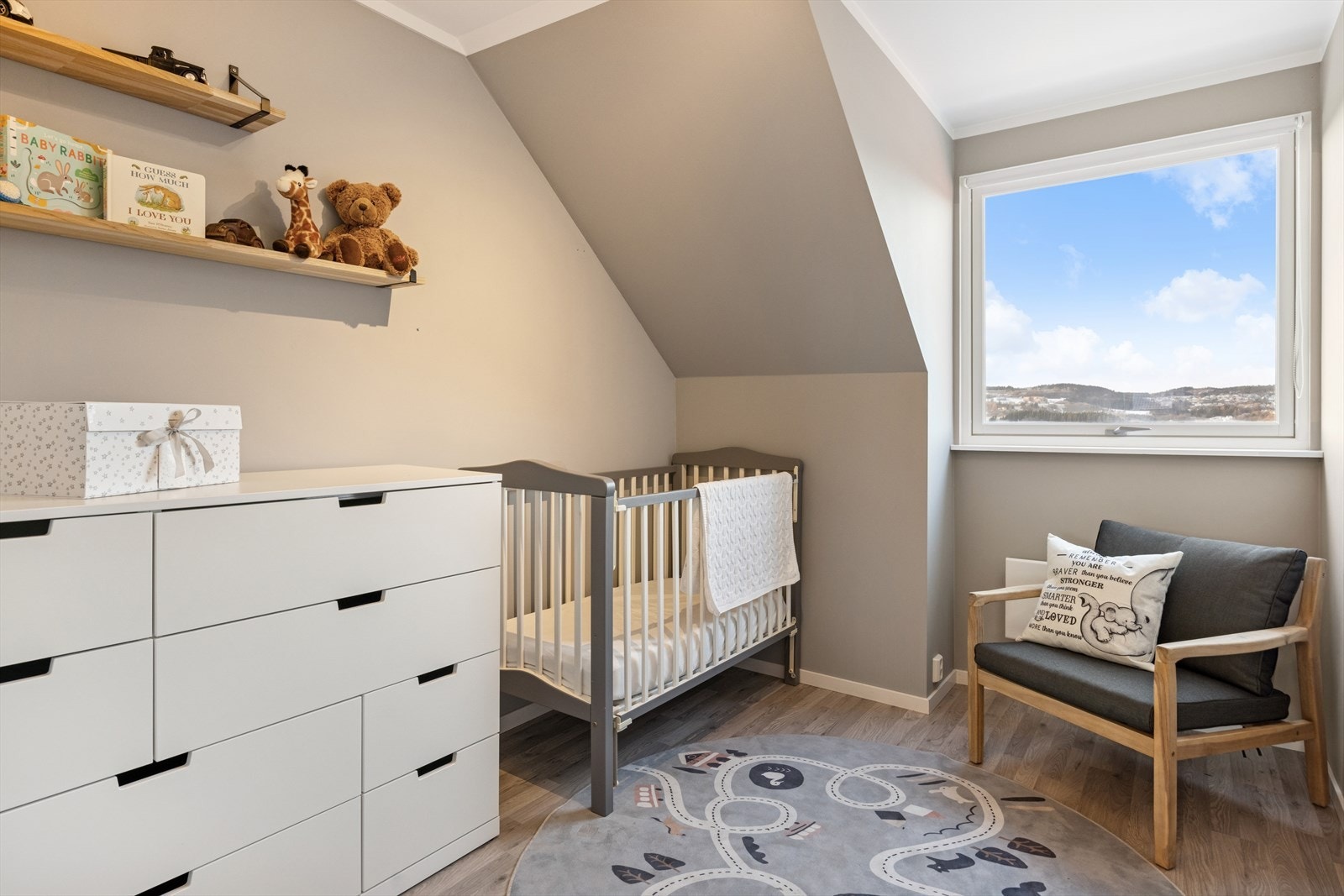 Rommene har pene overflater og passer fint som barnerom. Galleribilde