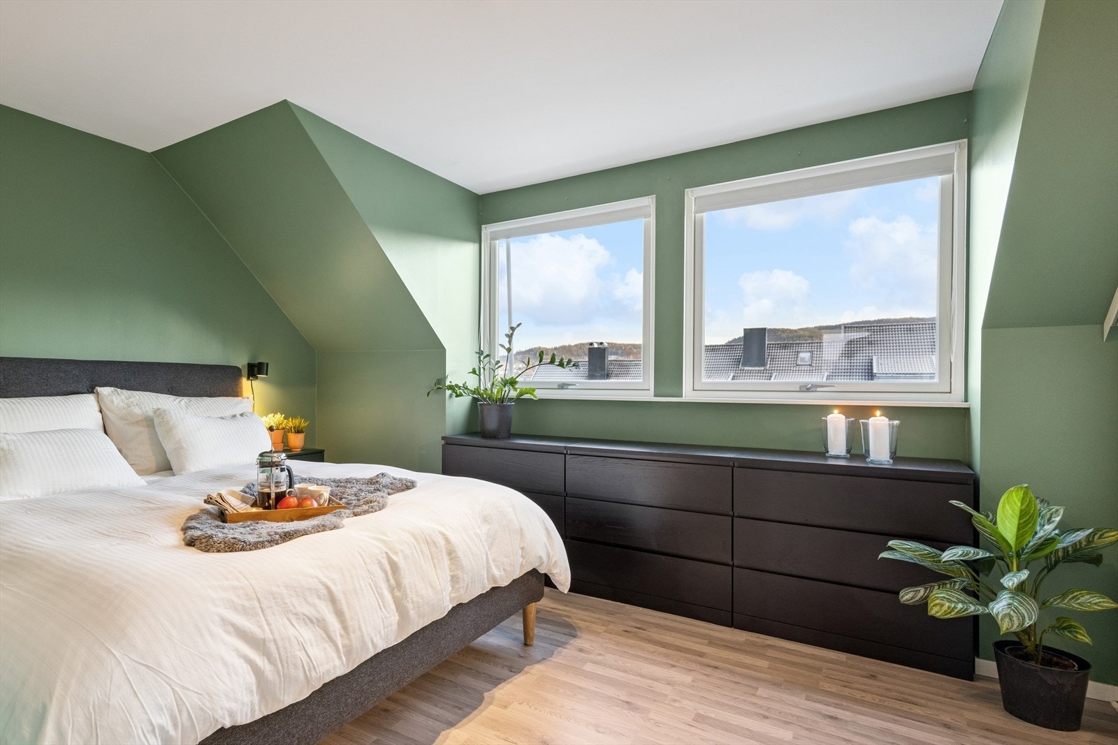 Hovedsoverommet er på hele 16m² og byr på god plass til dobbeltseng og nattbord. Galleribilde