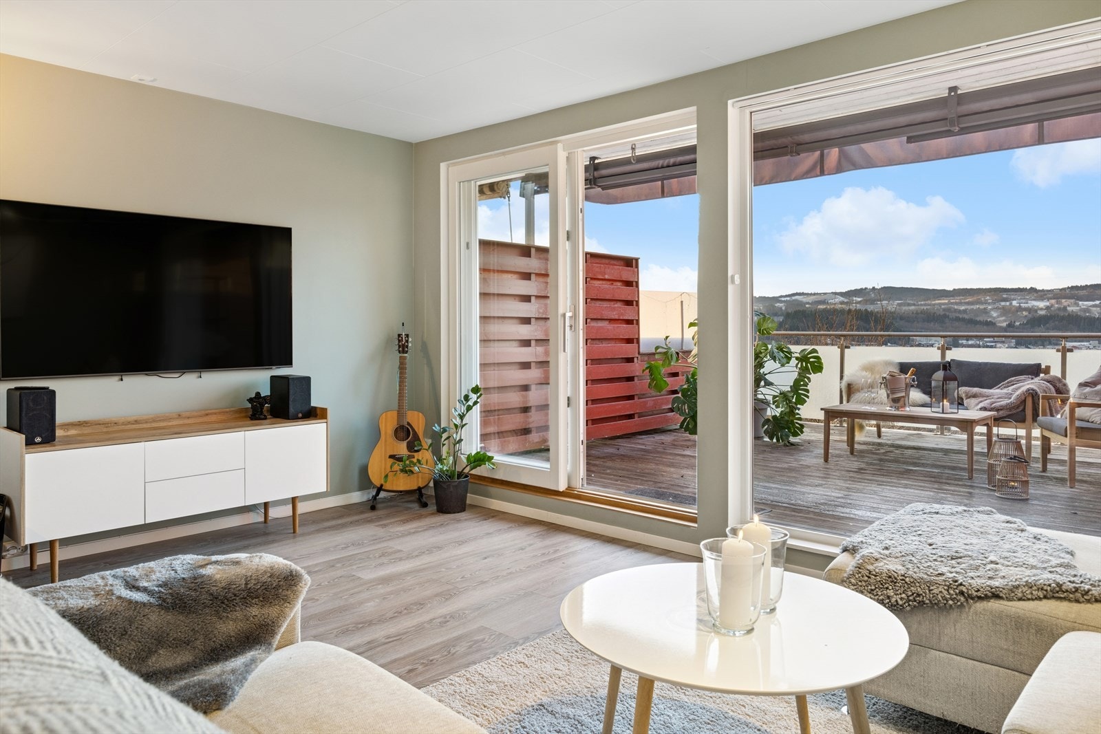 Fra stuen har man utgang til den flotte uteplassen. Galleribilde