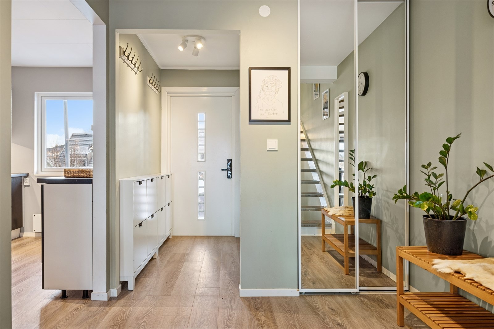 Fra entreen har man tilgang til alle rom i 1. etasje og toalettrom rett innenfor ytterdøra. Galleribilde