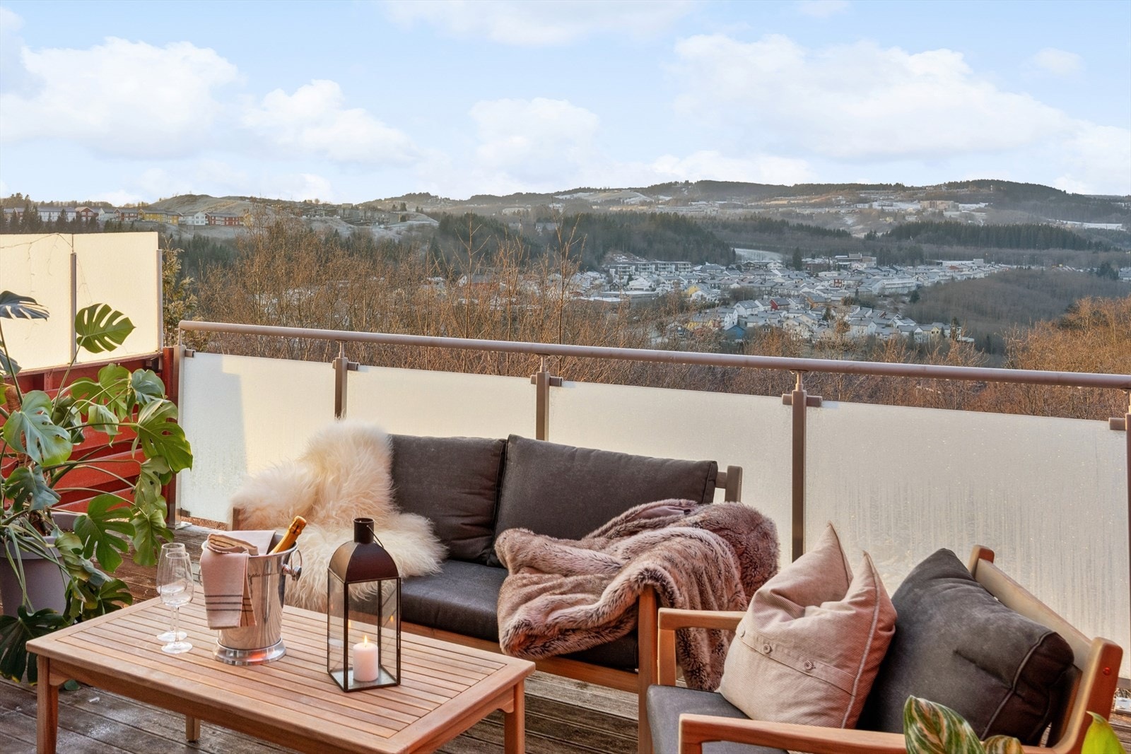 Den vestvendte verandaen er på 23,3m². Her har man god plass til utemøblement og nyter gode solforhold og fantastisk utsikt. Galleribilde