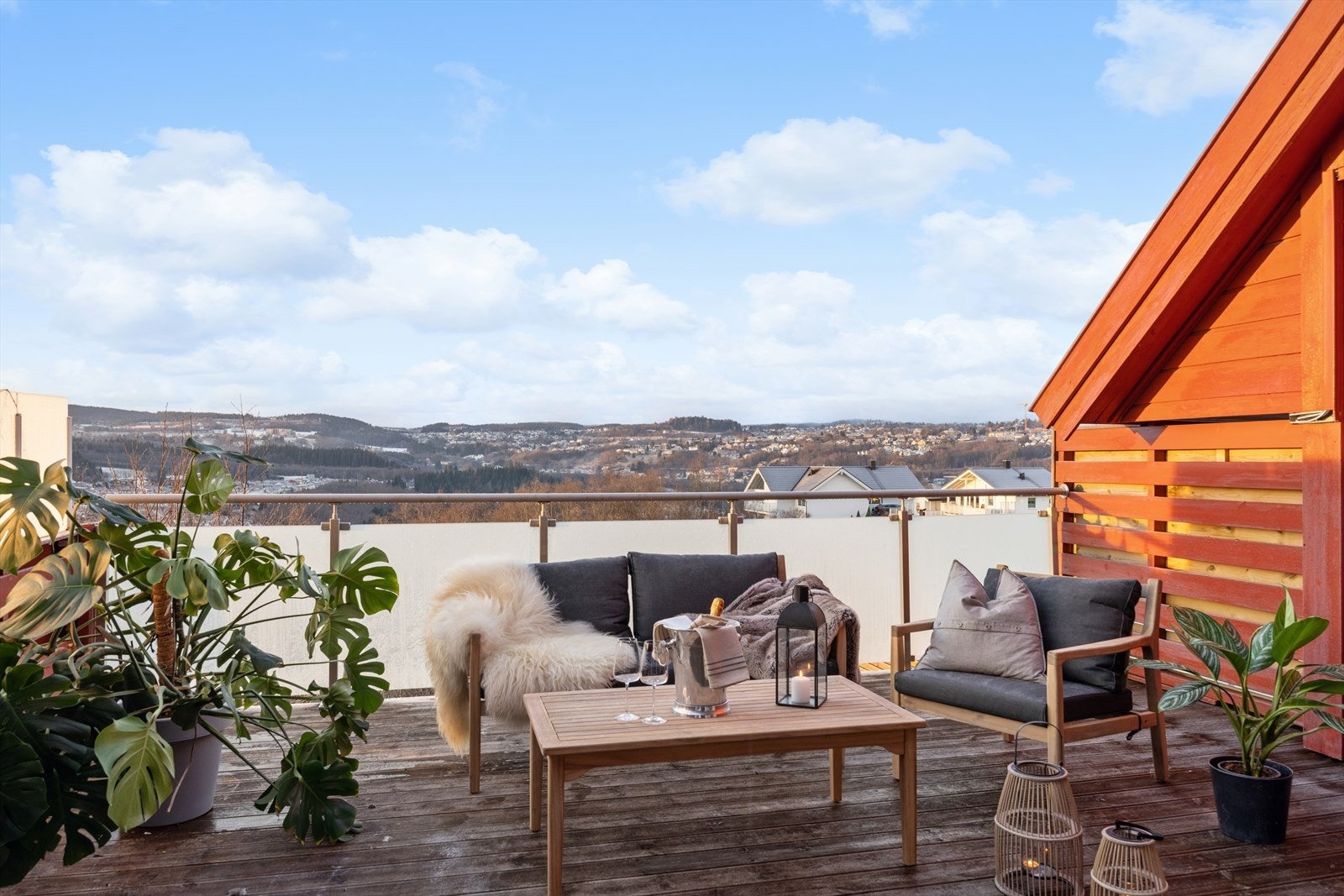 Herlig vestvendt veranda på 23,3m² med gode solforhold og nydelig utsikt. Galleribilde