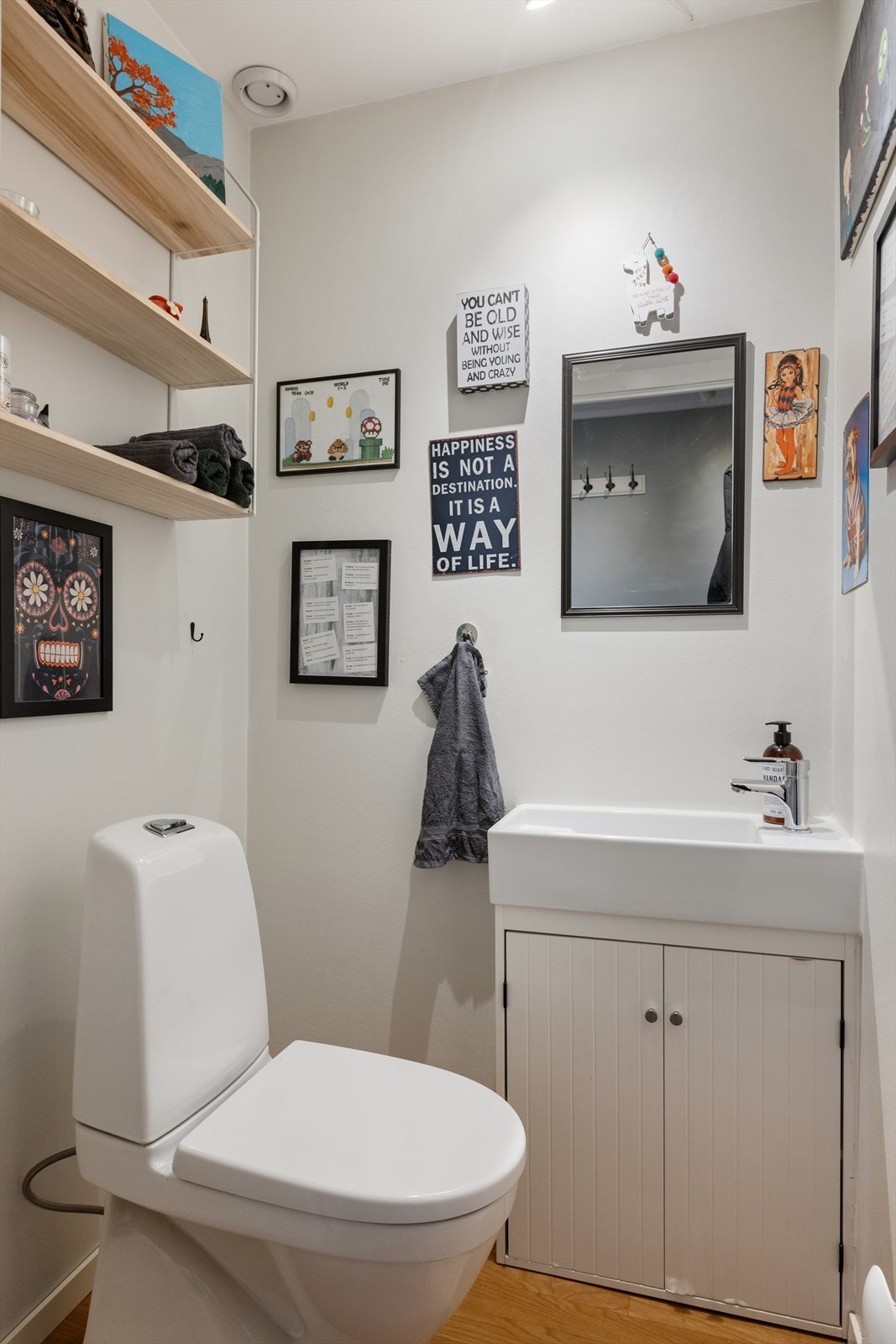 Praktisk toalettrom i 1.etasje rett innenfor ytterdøra. Galleribilde