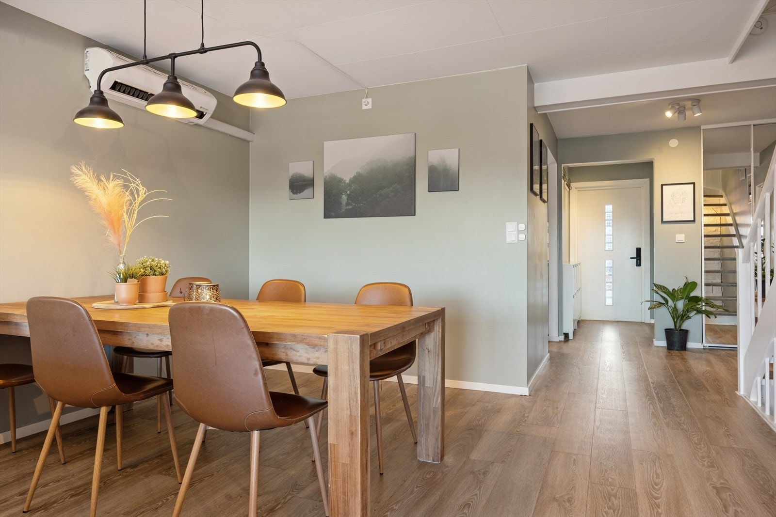 God plass til spisebord på stue. Galleribilde