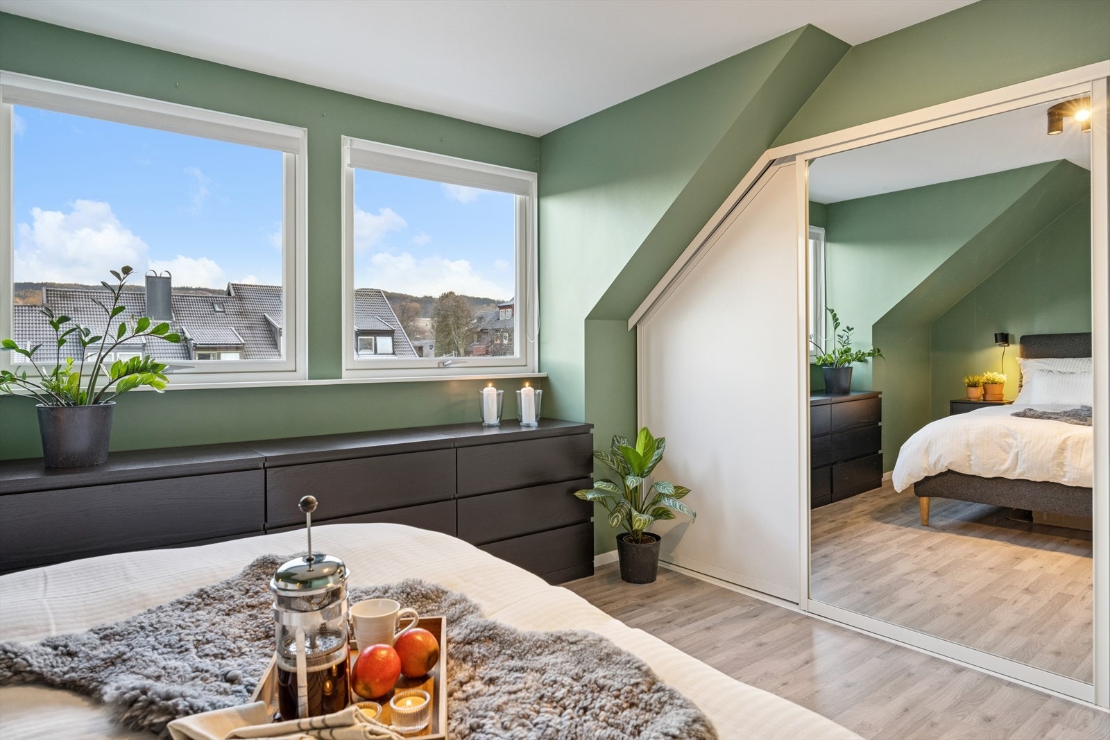 Stor skyvedørsgarderobe med god plass for oppbevaring av klær. Galleribilde