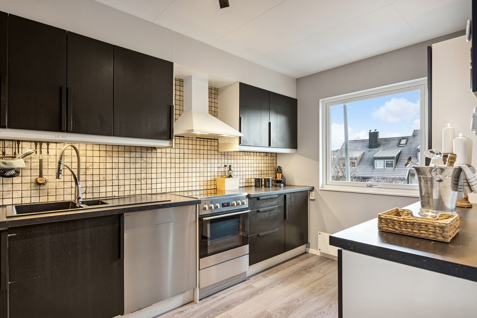 Kjøkkenet er på 9,3m² og byr på god skap- og benkeplass for oppbevaring og matlaging. Galleribilde