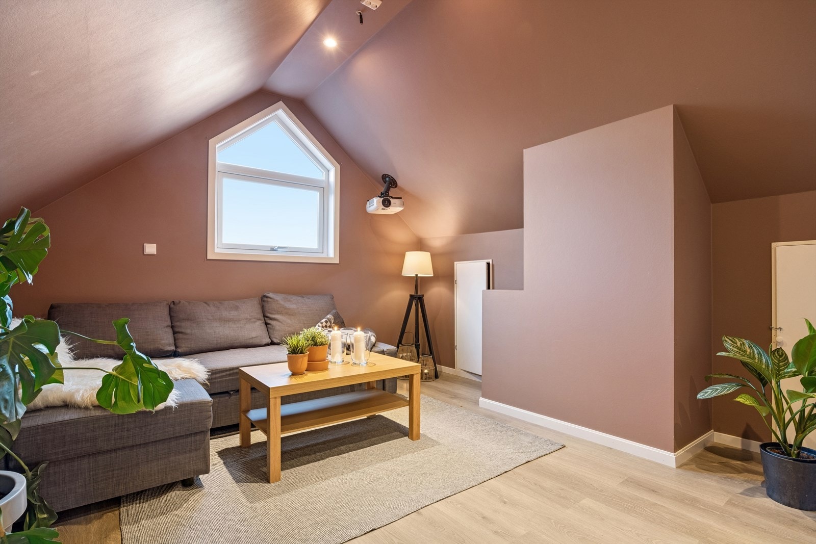 Loftstue på 15,2m² med hjemmekinoanlegg som medfølger i handelen. (Ikke godkjent som oppholdsrom) Galleribilde