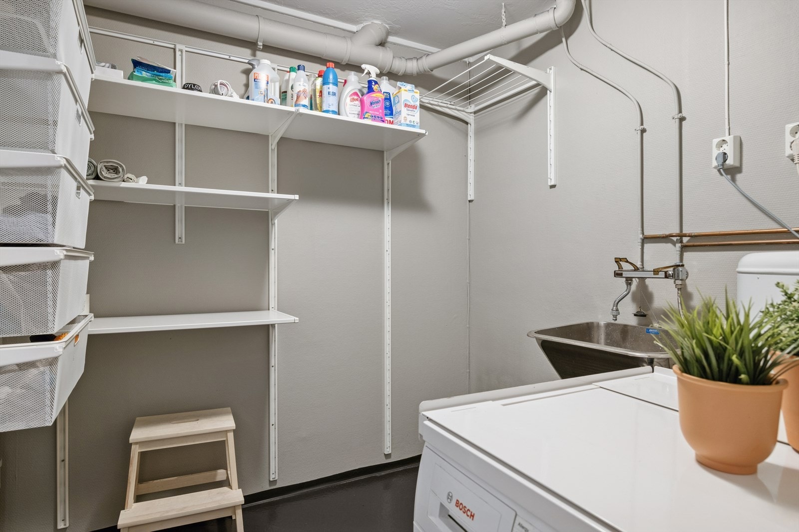 Praktisk vaskerom på 5,1m² med god oppbevaring og utslagsvask. Galleribilde