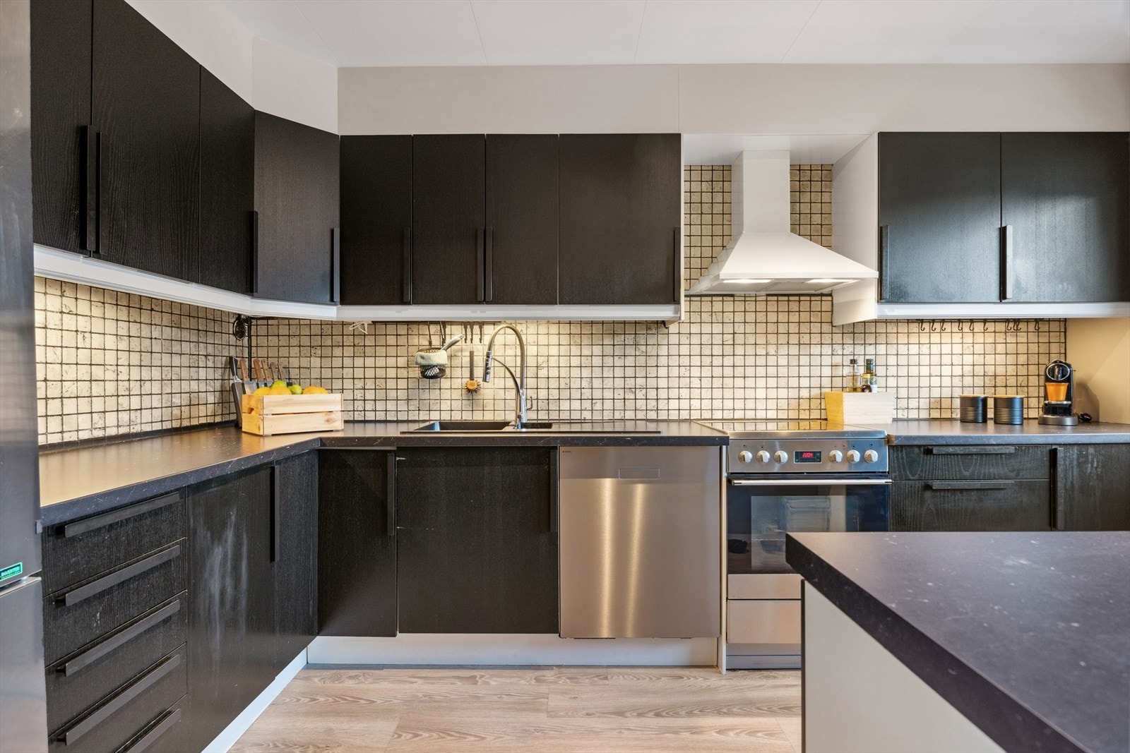 Kjøkken er adskilt fra stuen og ble fornyet i 2019 med nye fronter, benkeplate og vask. Galleribilde