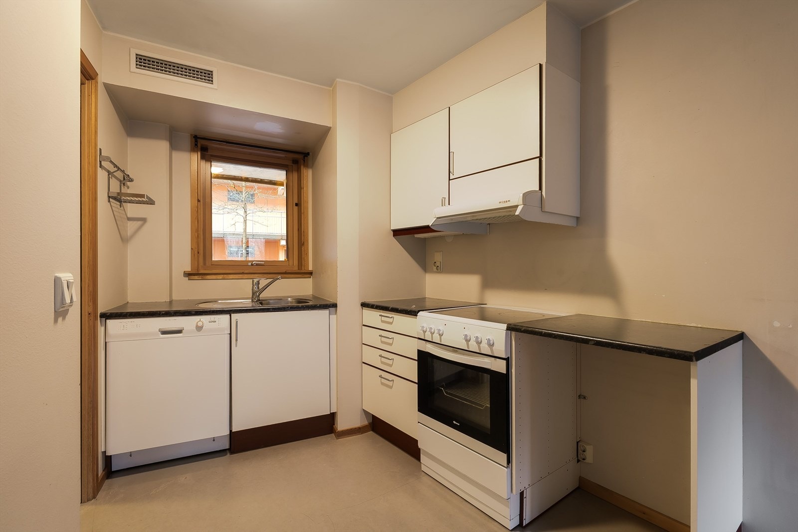 Vindu i kjøkkendel- enkel innredning Galleribilde