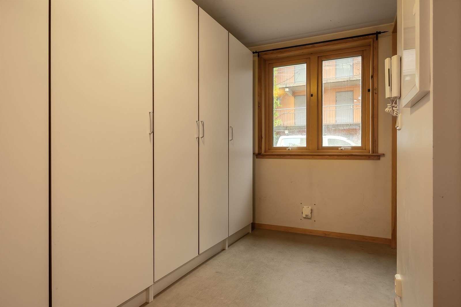 Vindu og godt med garderobeskap i entre Galleribilde