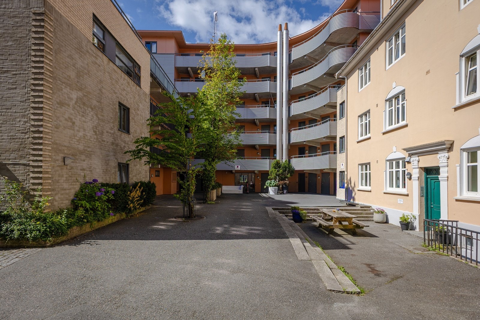 Bakgården til heis og inngangsparti Galleribilde