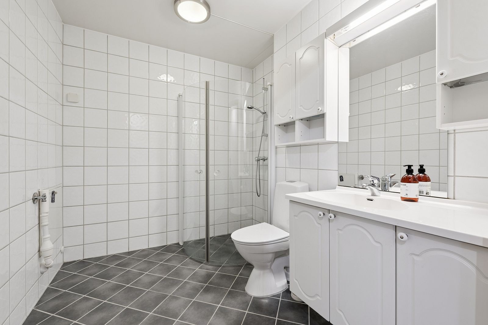 Bad med opplegg for vaskemaskin Galleribilde