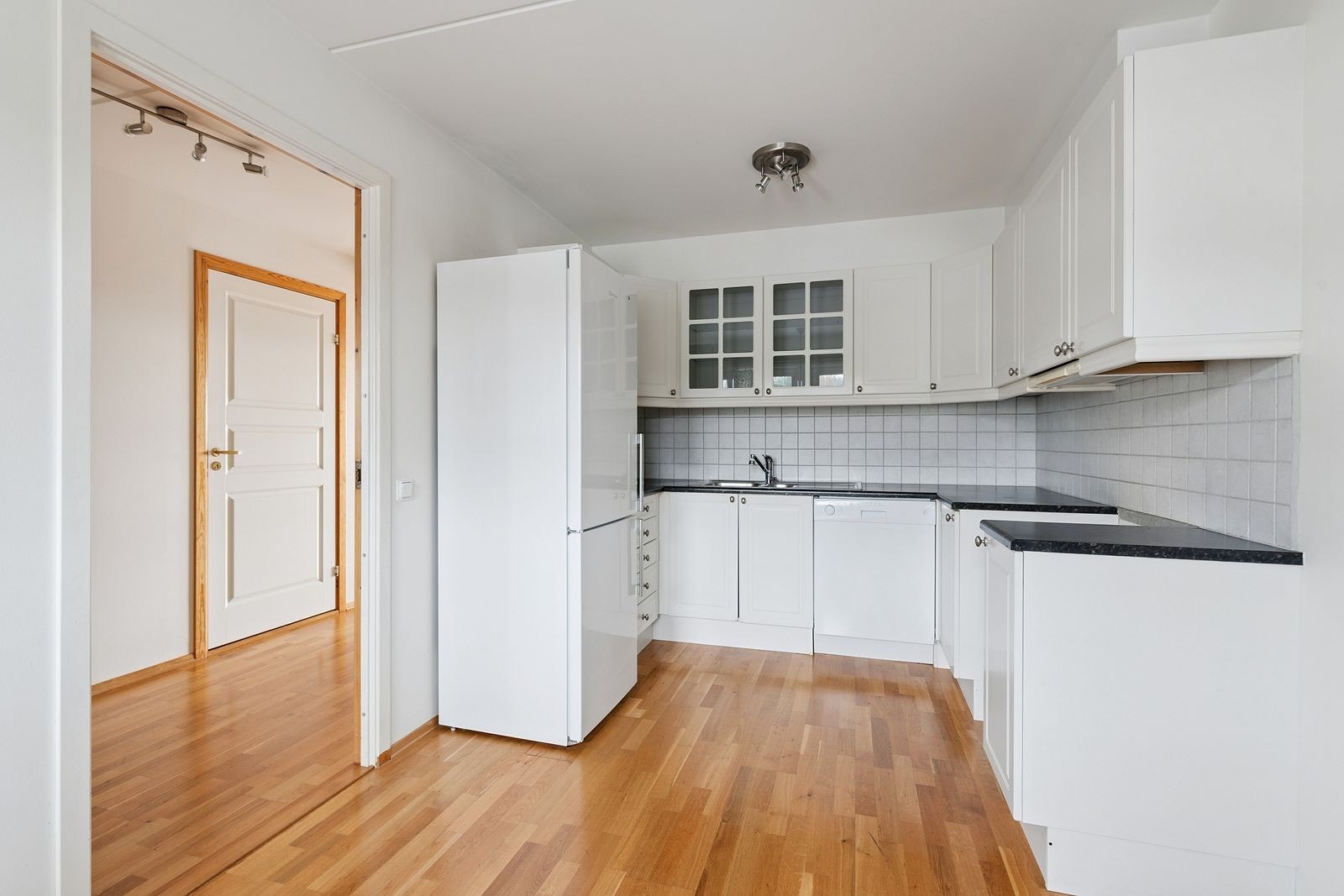 Kjøkken med romslig spiseplass Galleribilde