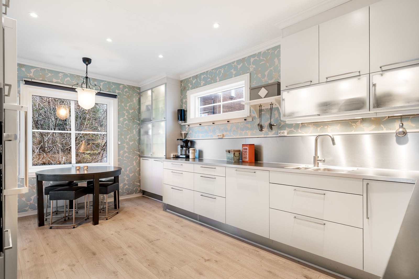 Kosleig kjøkken med fine detaljer og moderne løsninger. Galleribilde