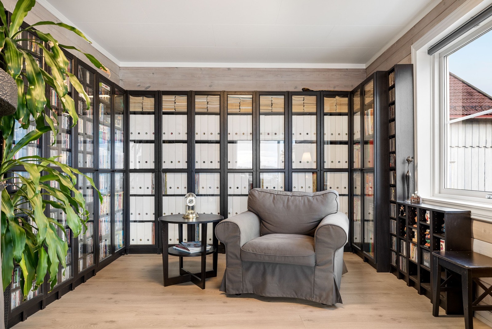 Stuen er romslig og har fine møbleringsmuligheter. Galleribilde